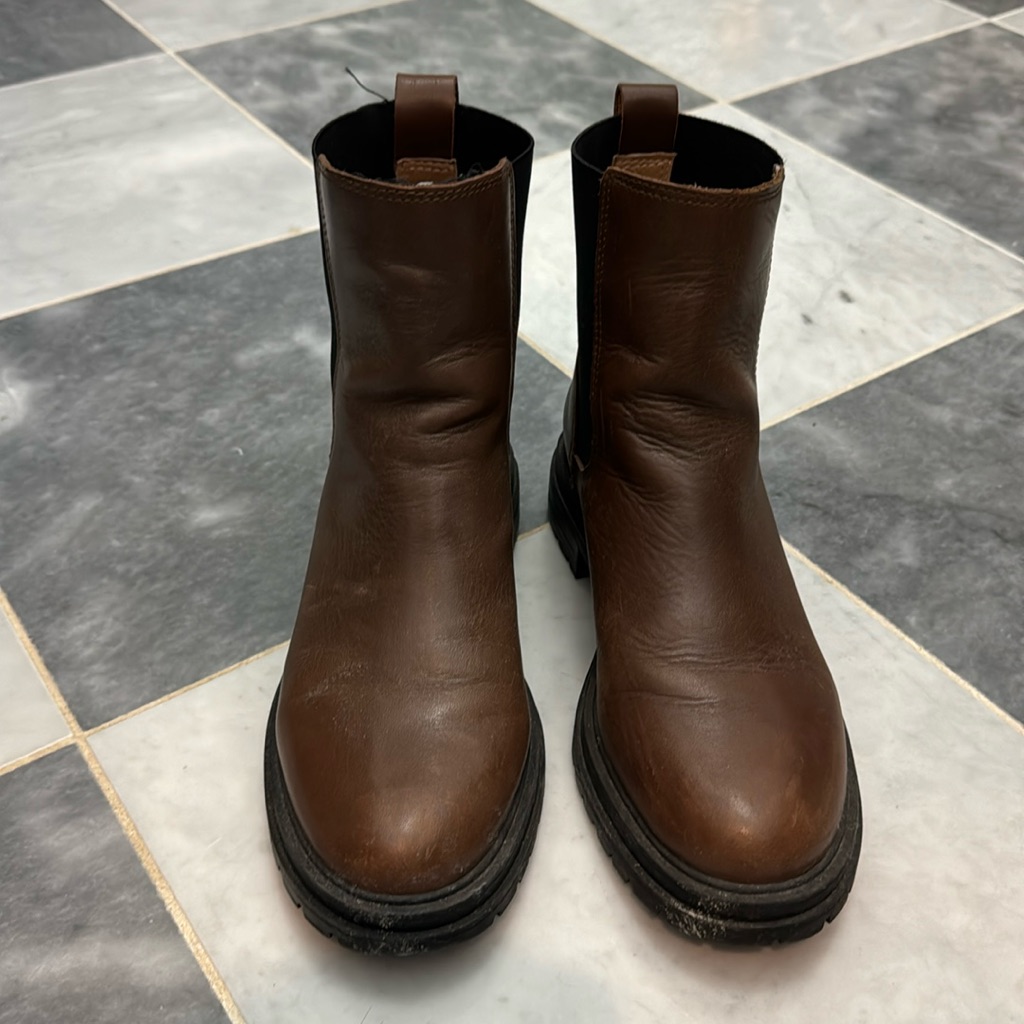 Pull-On Lug Sole Chelsea Boots
